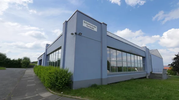 Die derzeit geschlossene Schwimmhalle am P&uuml;ngelsberg wird auch nicht so schnell wieder ge&ouml;ffnet werden. - &copy; Jost Wolf