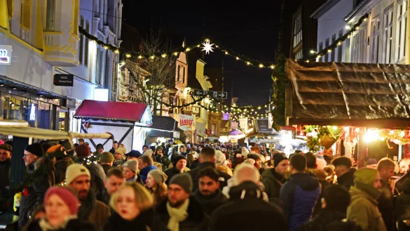 Die Mittelstra&szlig;e ist voll, wenn Kl&auml;schen ist. Die Stadt will nun die Standgeb&uuml;hren f&uuml;r die H&auml;ndler und Fahrgesch&auml;ftsbetreiber erh&ouml;hen. - &copy; Nicole Ellerbrake
