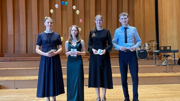 Wurden als Jahrgangsbeste geehrt: Luisa Giesbrecht, Frederike Hanna Alth&ouml;fer, Salom&eacute;e Mut und Christopher Wagner (von links). - &copy; Realschule Aspe