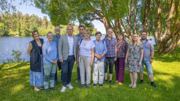 Viitasaaris neue B&uuml;rgermeisterin Helena Vuopionper&auml;-Kovanen (links) begr&uuml;&szlig;t mit weiteren Aktiven ihren Schl&auml;nger Kollegen Marcus P&uuml;ster (Vierter von links) und Bauamtsleiterin Gabriele M&uuml;ller-Schaffranietz (Sechste von links) am Seeufer. - &copy; Gemeinde Schlangen