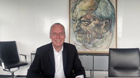 Das Portr&auml;t des Klaus Eisert l&auml;chelt milde auf den Manager Frank St&uuml;hrenberg, der nun geht. - &copy; Silke Buhrmester