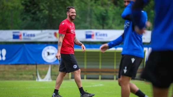 Arminia-Trainer Mitch Kniat bittet seine Mannschaft zur ersten Einheit nach der Sommerpause auf den Trainingsplatz. - © Sarah Jonek