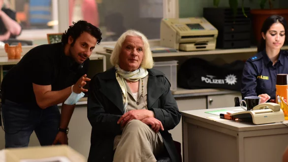 Regisseur H&uuml;seyn Tabak mit Georgette Dee bei den Dreharbeiten zu Oscars Kleid. Die neue Serie des bekannten Filmemachers soll in OWL entstehen. - &copy; Jrgen Olczyk