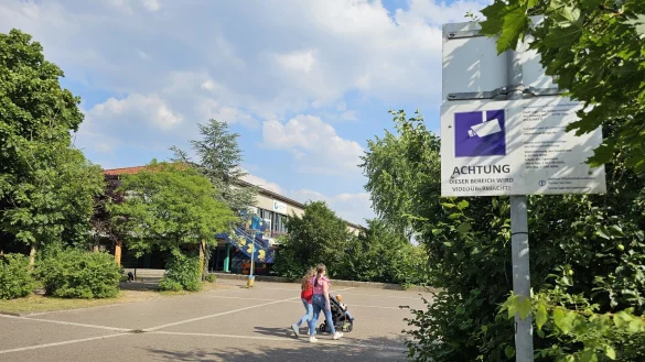 Geht man vom Parkplatz auf das Schulgel&auml;nde, gibt es die Video&uuml;berwachung. Auch am Jugendzentrum. Ob diese ausgeweitet werden sollte, war eine Frage, die im Ausschuss diskutiert wurde. - &copy; Astrid Sewing