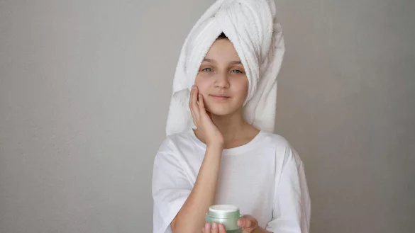 Schon kleine M&auml;dchen benutzen inzwischen Faltencremes oder andere Produkte, die nicht auf ihren Hauttyp ausgelegt sind. Die Haut kann dadurch gesch&auml;digt werden. - &copy; picture alliance / Shotshop | Addictive Stock