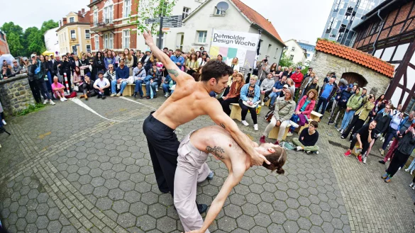 Die T&auml;nzer Leony Rafael Boni und Levin Mischel vom Landestehater Detmold er&ouml;ffnen die Design Woche in der Grabbestra&szlig;e mit einem k&uuml;nstlerischen Tanz - &copy; Nicole Ellerbrake