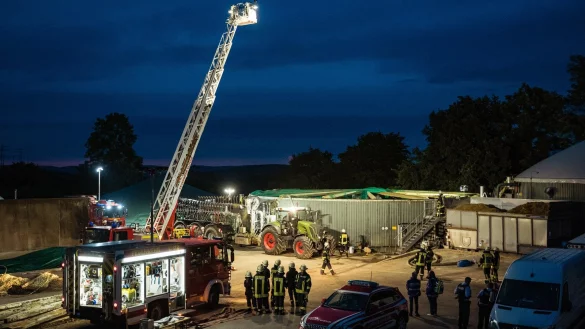 Auf dem Gel&auml;nde an der Biogasanlage in Kalletal wimmelte es am Dienstagabend vergangene Woche nur so von Einsatzkr&auml;ften. - &copy; FreitagTV