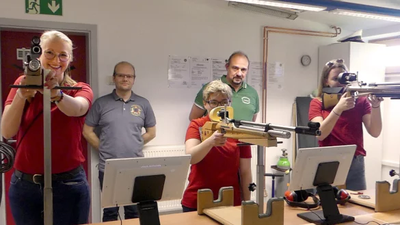 Sie legen auf den Damenpokal an (v. l.) Carina Brakhage, Stefanie Otten und Isa Schulze. Auf die Korrektheit achten Schießwart René Keiser (links) und Aufsicht Ralf Rohr. - © Rudi Rudolph