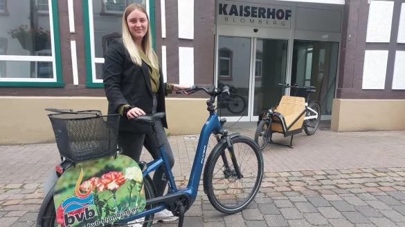 Jasmin Whiting, Gesch&auml;ftsstellenleiterin von Blomberg Marketing, zeigt, wo die Besucher des Nelkenfestes ihre Fahrr&auml;der parken k&ouml;nnen. Im Kaiserhof am Langen Steinweg 1 k&ouml;nnen die Fahrr&auml;der f&uuml;r einen Euro abgegeben werden. - &copy; Michaela Wei&szlig;e