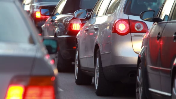Zum Tag der Bundeswehr am vergangenen Samstag in Augustdorf hat sich der Verkehr &uuml;ber mehrere Kilometer bis in die angrenzenden Ortschaften gestaut. Viele Besucher sind nach stundenlanger Wartezeit wieder umgekehrt. - &copy; Symbolbild: Stephan Jansen/dpa