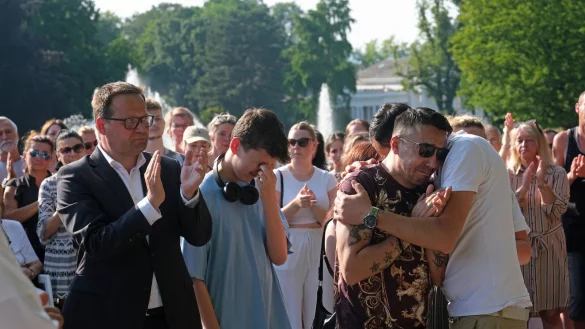 B&uuml;rgermeister Lars B&ouml;kenkr&ouml;ger applaudiert auf Wunsch der Familie dem Musiker Philipos T.. W&auml;hrend dessen bricht der Vater des 20-J&auml;hrigen in Tr&auml;nen aus. - &copy; Thorsten G&ouml;decker