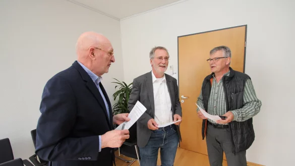 Sie wollen das wohl erste B&uuml;rgerbegehren in der Geschichte der Gemeinde Kalletal ins Rollen bringen (von links): Professor Dr. Rolf-Dieter Weege, Udo Zippel und Professor Dr. Hans-J&uuml;rgen Danneel setzen sich daf&uuml;r ein, dass das Medizinische Versorgungszentrum in Tr&auml;gerschaft der Gemeinde kommt. 1700 B&uuml;rger wollen das auch. - &copy; Jens Rademacher
