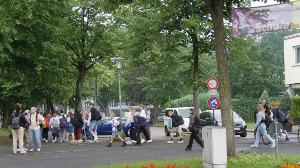 Zu Schulbeginn wird die Verkehrssituation in Rosenstra&szlig;e und Querweg sehr un&uuml;bersichtlich. Zahlreiche durcheinanderlaufende Sch&uuml;ler treffen auf Radfahrer, Eltern-Taxen und Schulbusse. Dass das Unfallpotenzial hat, merkt jeder schnell, der sich das Schauspiel morgens anguckt. - &copy; Jost Wolf