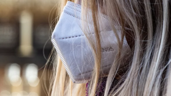 Maske und Test: Angesichts steigender Corona-Zahlen r&auml;t ein Haus&auml;rztesprecher wieder zu mehr Umsicht bei Symptomen. - &copy; Swen Pf&ouml;rtner/dpa