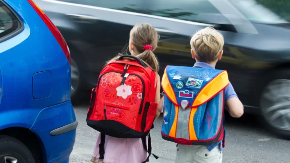 Kinder sollen ihren Schulweg m&ouml;glichst zu Fu&szlig; bestreiten. Damit dieser sicherer wird, hat die Stadt Pl&auml;ne erstellt. - &copy; Patrick Pleul/dpa