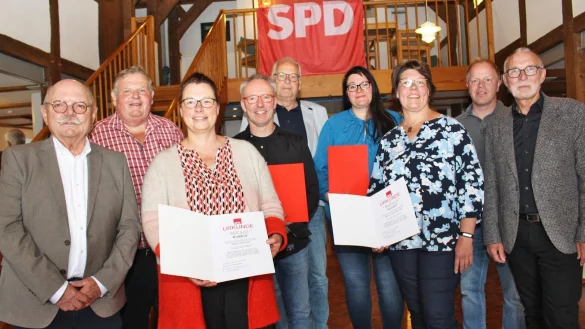 Johannes Bentler (von links), Wilfried Gerkensmeier, Petra Pischczan, Christian Schaksmeier, Dieter Hartwig, Alexandra Gold, Marina Gerkensmeier, Dennis Gli&szlig;mann, Georg L&auml;tzsch bei der Ehrung. - &copy; Reiner Toppm&ouml;ller