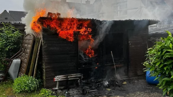 Dieser Holzschuppen neben einem Carport geriet am Dienstag in Brand. - &copy; Feuerwehr Barntrup