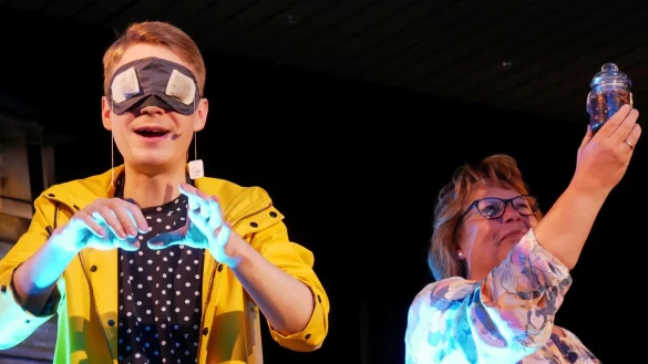 Magische Teezeremonie mit Birgit. Trozt Teebrille erkennt Fr&ouml;mmel dank seiner "tee-lepatischer Kr&auml;fte" jede Teesorte. - &copy; Thomas Kr&uuml;gler