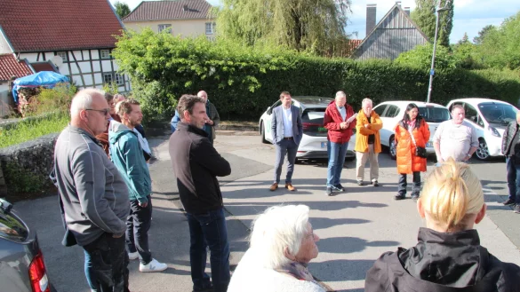 Mitglieder des Ausschusses f&uuml;r Verkehr und Sicherheit und dessen Vorsitzender Patrick Pauleickhoff (hinten Mitte) h&ouml;ren sich die Meinung der Anwohner zur Idee des SPD-Ortsvereins an, an dieser Stelle einen Rastplatz f&uuml;r Radwanderer zu schaffen. - &copy; Dieter Asbrock