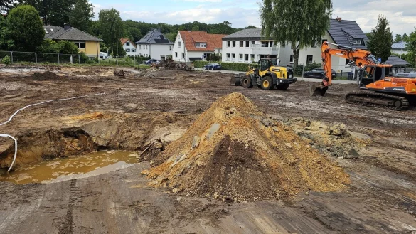 Auf der Baustelle an der Ecke Birkenallee Nibelungenweg wird der Baugrund vorbereitet. Dabei f&auml;llt im sehr sandigen Boden der hohe Grundwasserspiegel auf. - &copy; Jost Wolf