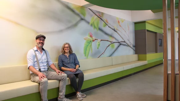 Stefan Munko und Christina Kr&ouml;ger sitzen auf der langen Bank im neu gestalteten Eingangsbereich. - &copy; Jana Beckmann