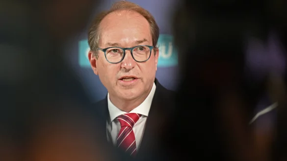Der CSU-Politiker Alexander Dobrindt will ukrainische Fl&uuml;chtlinge ohne Arbeit in ihre Heimat ausweisen. - &copy; Sabina Crisan