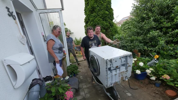 Bei Familie Kegel in der D&uuml;rener Stra&szlig;e in Kl&uuml;t sind nach dem Unwetter einige Sch&auml;den zu beseitigen. - &copy; Jost Wolf