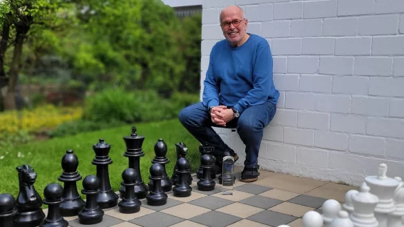 Walter Kern liebt es, im Garten Schach zu spielen. Der Verein "an die Arbeit" hat bereits eine Auszeichnung vom Kreis Going erhalten, die er stolz auf dem Schachfeld pr&auml;sentiert. - &copy; Katrin Kantelberg