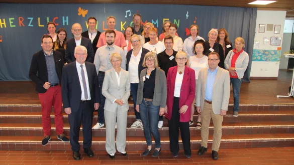 Das Kollegium der Grundschule In der Senne unterhielt sich einen Vormittag lang mit NRW-Schulministerin Dorothee Feller (vorn, 2. von links). Rechts daneben Schulleiterin Ute Krause, links B&uuml;rgermeister Thomas Katzer, dahinter Wolfgang Huppke (CDU), der den Besuch initiiert hatte. - &copy; Dieter Asbrock