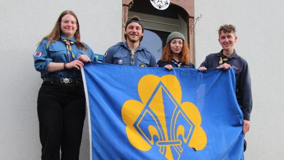 Felicitas Grote (18, von links), stellvertretende Stammesf&uuml;hrerin, die Stammesratsmitglieder Max Thies (20) und Zenobia Van Zyl (22) sowie der stellvertretende Stammesf&uuml;hrer Lukas H&ouml;hrmann (18) stehen mit der Stammesflagge vor dem Vereinshaus in Brake. - &copy; Kyrill von Matuschka