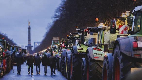 15. Januar 2024 in Berlin: Bauern protestieren unter anderem gegen die Sparpl&auml;ne der Ampelregierung. Auch aus OWL waren Bauern dabei. - &copy; picture alliance / photothek