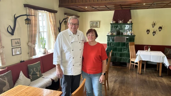 Andrea und Hans Kohlmann in der Försterstube des Landhauses Hirschsprung in Berlebeck. - © Alexandra Schaller