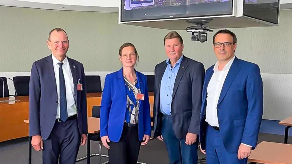 Sprachen in Berlin &uuml;ber das geplante Zentrum f&uuml;r Nachhaltiges Digitales Bauen: TH-OWL-Pr&auml;sident J&uuml;rgen Krahl, Vizepr&auml;sidentin Professorin Yvonne-Christin Knepper-Bartel, Bundestagsabgeordneter J&uuml;rgen Berghahn und der Parlamentarische Staatssekret&auml;r S&ouml;ren Bartol (von links). - &copy; Bildrechte: TH OWL