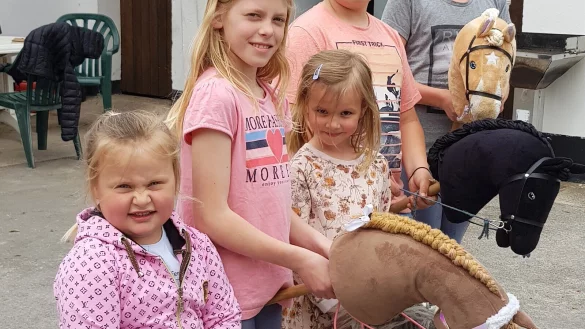 Erst kreativ, dann sportlich: Die jungen Schl&auml;nger haben viel Spa&szlig; mit den Hobby-Horses. - &copy; Gemeinde Schlangen