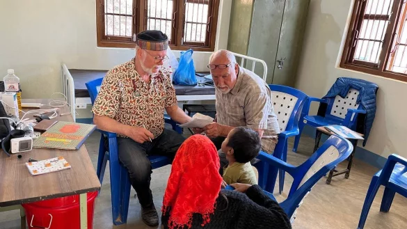 Karl-Ludwig Tracht (links) und Karl-Heinz Wulff reisen bis in entlegene D&ouml;rfer, um in Nepal medizinische Hilfe zu bieten. - &copy; Nepalhilfe