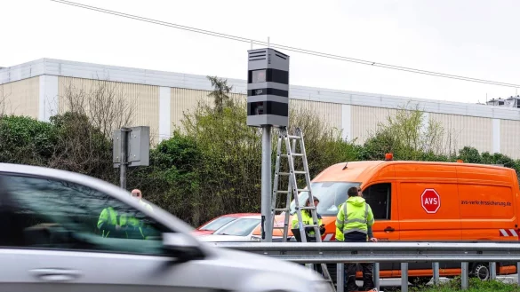 Seit Ende M&auml;rz steht in der Mitte des Ostwestfalendamms (H&ouml;he Johannistal) die neue Blitzertechnik. F&uuml;r Motorr&auml;der ist sie nicht ganz geeignet. - &copy; Jens Reichenbach
