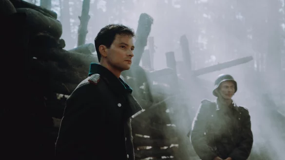 Daniel Littau in einer bedr&uuml;ckenden Kriegsszene, rechts neben ihm ein Soldat in einer Wehrmachtsuniform aus dem Zweiten Weltkrieg. - &copy; makingofdepartment