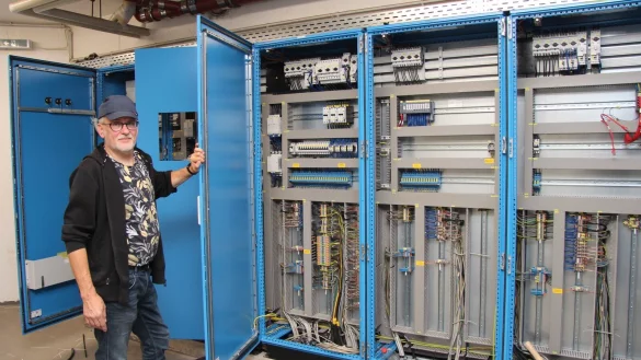 Badleiter Thomas Rohe zeigt den neuen Schaltschrank. - &copy; Jana Beckmann