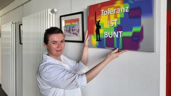 Paula Sophie Pr&uuml;ssner, Leiterin der Stadtb&uuml;cherei Bad Salzuflen, stellt die farbenfrohen Bilder der aktuellen Ausstellung vor. - &copy; Freya K&ouml;hring