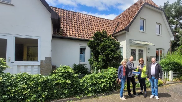 Saskia Schöfer (Denkmalpflege Landschaftsverband Westfalen-Lippe, von links), Denkmalpfleger Martin Kämper (Stadt Lemgo) mit den Eigentümern Johanna Schlotthauser und Markus Stahl vor den "neuen" Denkmälern. - © Katrin Kantelberg