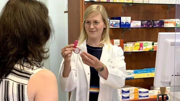 Apothekerin Marleen Windg&auml;tter bei einer Inhalator-Schulung. Die 34-J&auml;hrige kritisiert die Pl&auml;ne von Bundesgesundheitsminister Karl Lauterbach: "Wir werden auf den logistischen Vorgang der Medikamentenabgabe reduziert, aber wir machen viel mehr". - &copy; Teutoburg-Apotheke