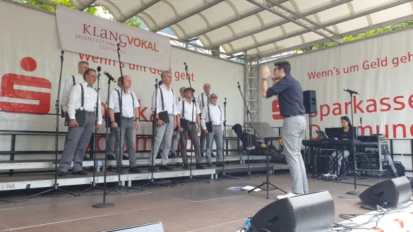 Obwohl stark ersatzgeschw&auml;cht bot der Bad Salzufler M&auml;nnerchor "Ensemble eXtra" unter der Leitung von Maximilian Zink (vorne) und begleitet durch Pianistin Lien Sch&uuml;lpen (rechts) in Dortmund eine gesanglich ansprechende Leistung. - &copy; VocalArts