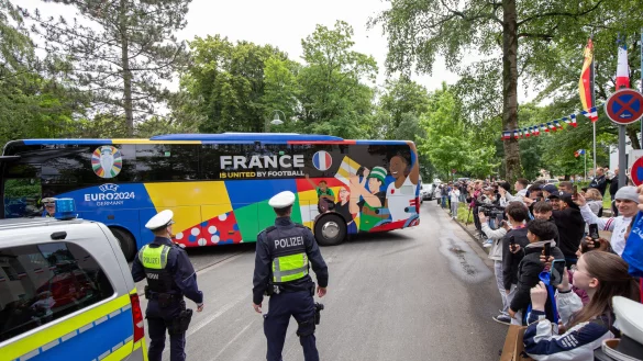 Vor der Einfahrt zum Parkhotel in Bad Lippspringe wird der Teambus von 300 Schaulustigen begr&uuml;&szlig;t. - &copy; Niklas T&uuml;ns
