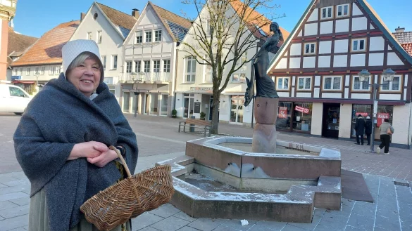 Christiane Klotz ist Stadtf&uuml;hrerin aus Leidenschaft. Die Blombergerin schl&uuml;pft dabei gerne in die Rolle der "Alheyd" und zeigt den Besuchern ihre Heimatstadt. Das soll sie auch weiterhin tun d&uuml;rfen, findet der Historiker Prof. Dr. Ulrich Meier - auch wenn Alheyd, der das Denkmal im Hintergrund gesetzt wurde, gar nicht die Hostiendiebin war. - &copy; Michaela Wei&szlig;e