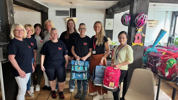 Das Team des Familien-Info-Treffs, Mitglieder des Vereins Lipper f&uuml;r Lippe und andere ehrenamtliche Helfer haben die Ausgabe der Schulranzen an Familien begleitet. - &copy; Stadt Detmold