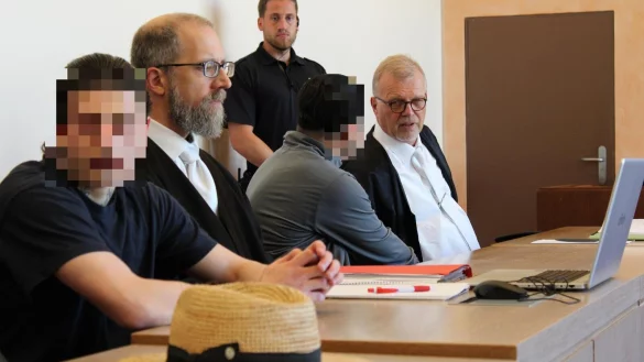 Freundschaft passe? Nach der sp&auml;ten Einlassung des j&uuml;ngeren Angeklagten (18,links), hier neben Verteidiger Hendrik Schnelle, d&uuml;rfte die Stimmung unter den Kumpels mehr als angespannt sein. Der &auml;ltere Angeklagte (19) will am 4. Prozesstag nicht mal mehr etwas zu seiner Person sagen. Neben ihm sitzt sein Verteidiger Johannes Samen. - &copy; Janet K&ouml;nig