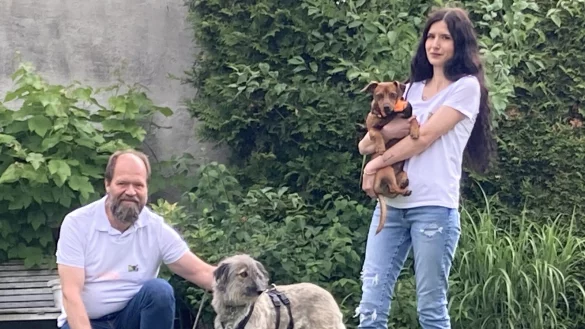 Fluffy hat endlich bei Michael Kretschmann, seiner Frau S&uuml;reyya (nicht auf dem Bild) und Tochter Selena ein sehr liebevolles Zuhause gefunden. - &copy; Cordula Gr&ouml;ne