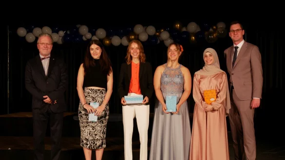 Ehrung der Jahrgangsbesten. B&uuml;rgermeister Matthias Kalkreuter (rechts) und Dr. Benedikt J&auml;ker (links) &uuml;berreichen Maya Cuenca Stock, Lilly-Luna Marie Wedeg&auml;rtner, Emanuela Wilz und Fatima Haidar (von links) Buchpreise f&uuml;r die besten Durchschittsnoten im Abitur. - &copy; Thomas Kr&uuml;gler