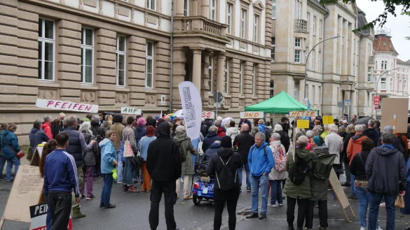 Rund hundert Menschen haben sich am Mittwochmorgen kurz vor Prozessbeginn neben dem Gerichtsgebäude versammelt, um ein Zeichen gegen rechte Hetze zu setzen. - © Janet König