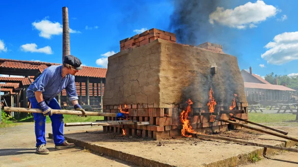 Christian Stiesch pr&auml;sentiert bei der Zeitreise im Ziegeleimuseum Lage den Ziegelbrand in kleiner Version. - &copy; Nicole Ellerbrake